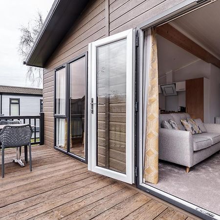 Roydon Marina Village Lodges Roydon (Essex) Exterior foto