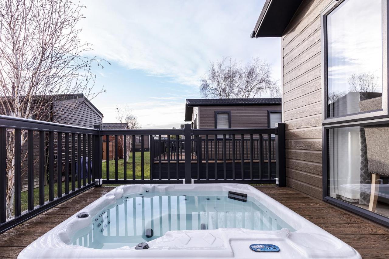 Roydon Marina Village Lodges Roydon (Essex) Exterior foto