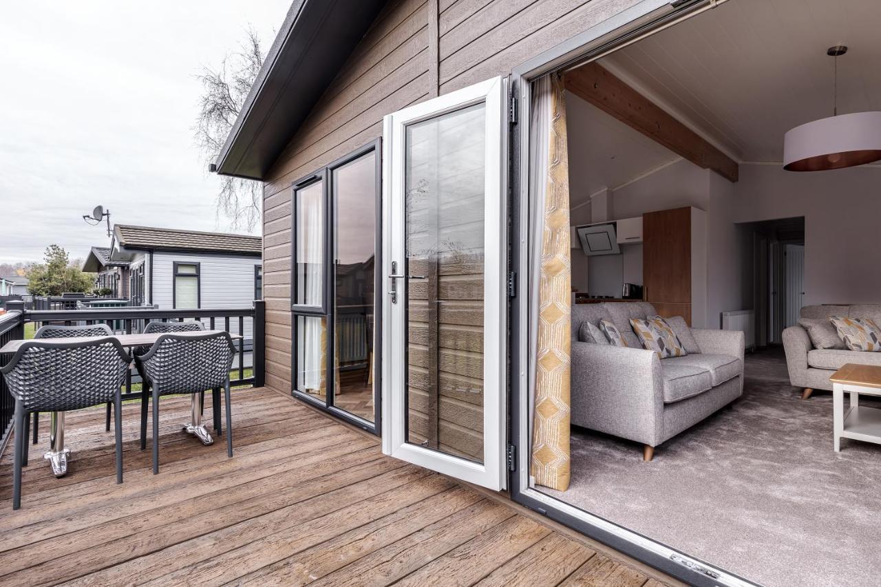 Roydon Marina Village Lodges Roydon (Essex) Exterior foto